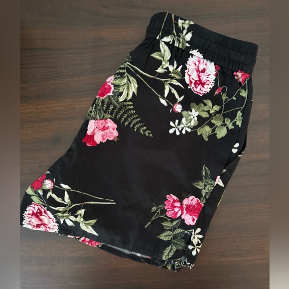 NWT - Vero Moda Floral Black Women's Shorts
(Listing #26) - Picture 4 of 10